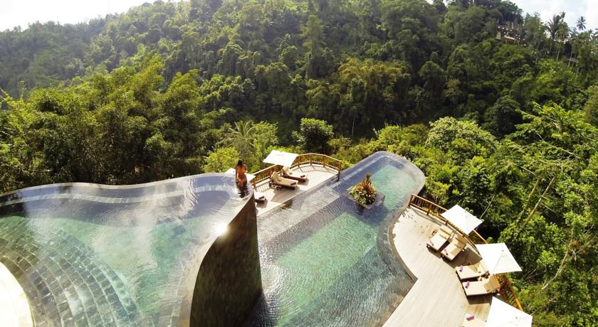 Vườn treo Ubud, Indonesia: Hồ bơi này nằm ở giữa khu rừng nhiệt đới, trong một khu nghỉ mát sang trọng. Thiết kế chơi vơi, lại được bóng cây tỏa mát xung quanh, bể bơi trông có vẻ giống như một giỏ nước của Thượng đế được treo giữa trời.